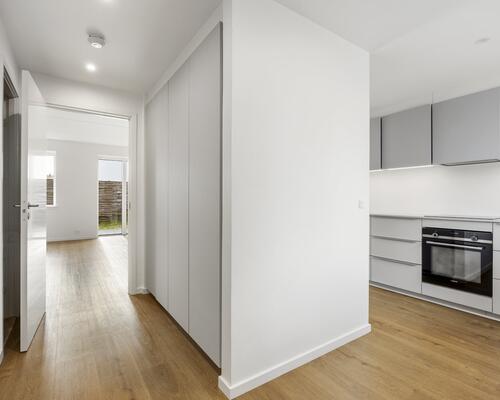 På en af Birkerøds mest attraktive adresser udlejes dette moderne rækkehus på Rolighedsvej 3B