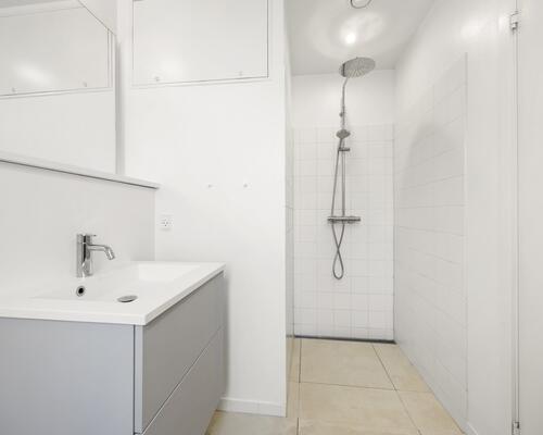 På en af Birkerøds mest attraktive adresser udlejes dette moderne rækkehus på Rolighedsvej 3B