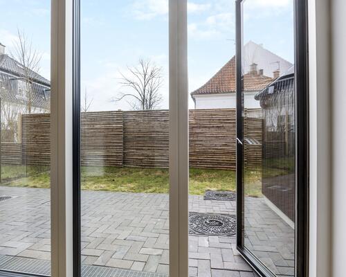 På en af Birkerøds mest attraktive adresser udlejes dette moderne rækkehus på Rolighedsvej 3B