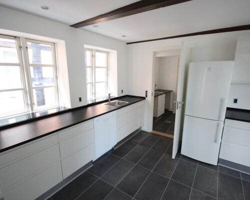 Nyrenoveret lejlighed midt i byen og med direkte adgang til det hyggelige torv