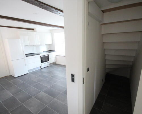 Nyrenoveret lejlighed midt i byen og med direkte adgang til det hyggelige torv