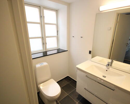 Nyrenoveret lejlighed midt i byen og med direkte adgang til det hyggelige torv