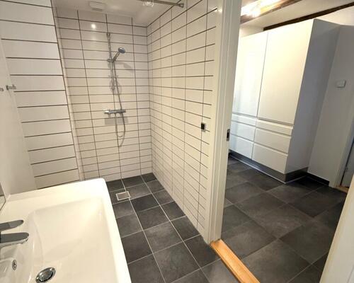 Nyrenoveret lejlighed midt i byen og med direkte adgang til det hyggelige torv