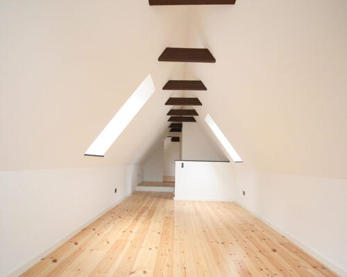 Nyrenoveret lejlighed midt i byen og med direkte adgang til det hyggelige torv