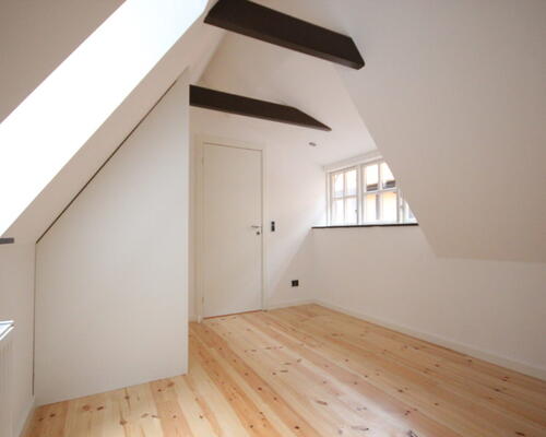 Nyrenoveret lejlighed midt i byen og med direkte adgang til det hyggelige torv