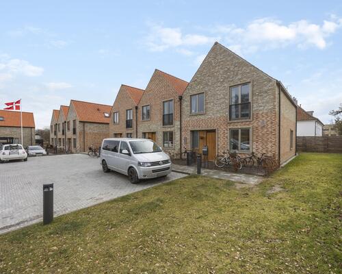 På en af Birkerøds mest attraktive adresser udlejes dette moderne rækkehus på Rolighedsvej 3B