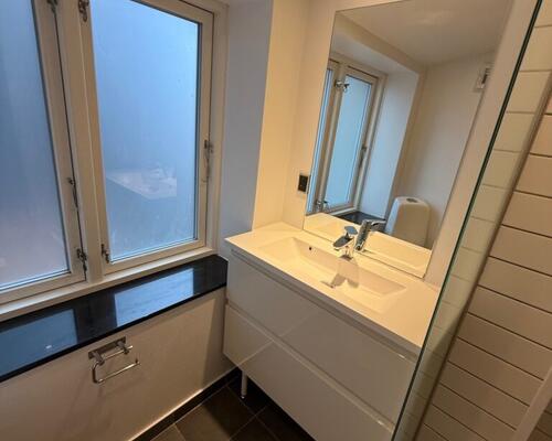 Nyrenoveret lejlighed midt i byen og med direkte adgang til det hyggelige torv