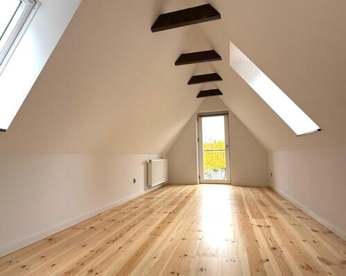 Nyrenoveret lejlighed midt i byen og med direkte adgang til det hyggelige torv