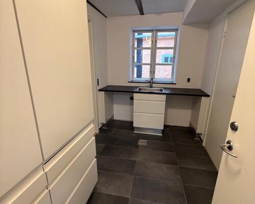 Nyrenoveret lejlighed midt i byen og med direkte adgang til det hyggelige torv