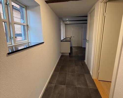 Nyrenoveret lejlighed midt i byen og med direkte adgang til det hyggelige torv