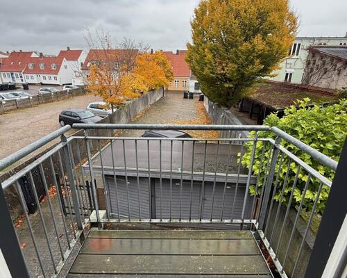 Nyrenoveret lejlighed midt i byen og med direkte adgang til det hyggelige torv