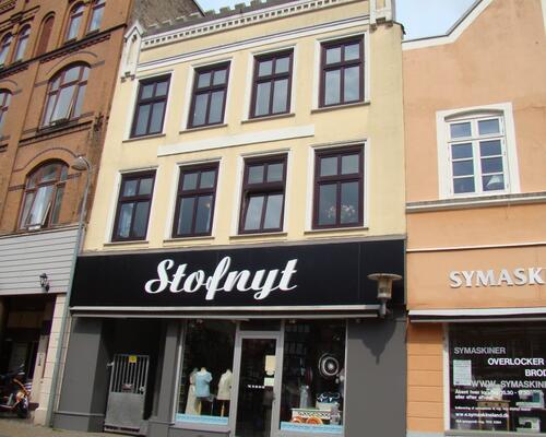 Nyrenoveret lejlighed midt i byen og med direkte adgang til det hyggelige torv