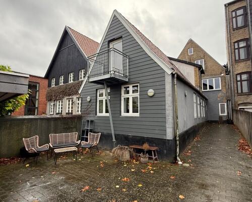 Nyrenoveret lejlighed midt i byen og med direkte adgang til det hyggelige torv