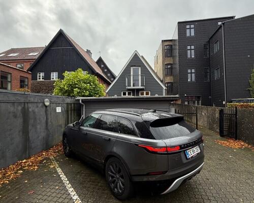 Nyrenoveret lejlighed midt i byen og med direkte adgang til det hyggelige torv