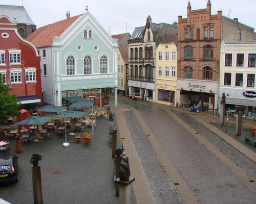 Nyrenoveret lejlighed midt i byen og med direkte adgang til det hyggelige torv