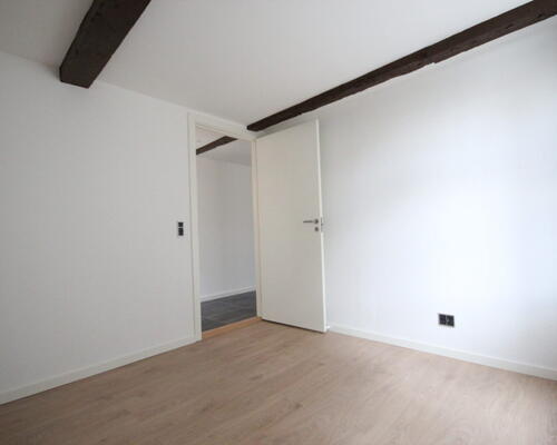 Nyrenoveret lejlighed midt i byen og med direkte adgang til det hyggelige torv