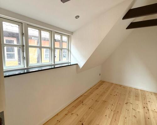 Nyrenoveret lejlighed midt i byen og med direkte adgang til det hyggelige torv