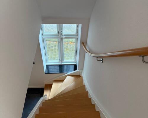 Nyrenoveret lejlighed midt i byen og med direkte adgang til det hyggelige torv