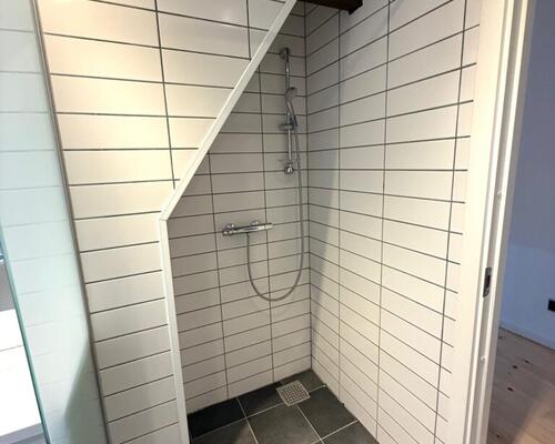 Nyrenoveret lejlighed midt i byen og med direkte adgang til det hyggelige torv