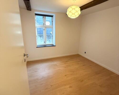 Nyrenoveret lejlighed midt i byen og med direkte adgang til det hyggelige torv