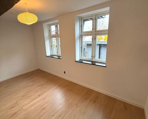 Nyrenoveret lejlighed midt i byen og med direkte adgang til det hyggelige torv