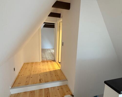 Nyrenoveret lejlighed midt i byen og med direkte adgang til det hyggelige torv