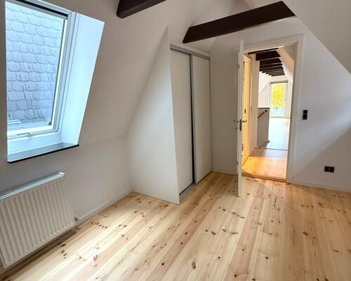 Nyrenoveret lejlighed midt i byen og med direkte adgang til det hyggelige torv