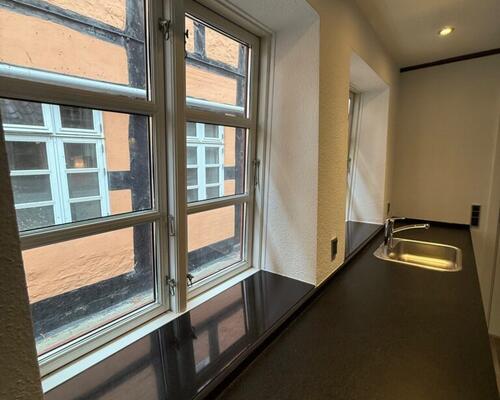 Nyrenoveret lejlighed midt i byen og med direkte adgang til det hyggelige torv