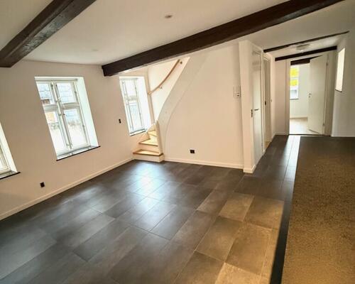 Nyrenoveret lejlighed midt i byen og med direkte adgang til det hyggelige torv