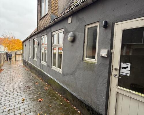 Nyrenoveret lejlighed midt i byen og med direkte adgang til det hyggelige torv