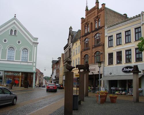 Nyrenoveret lejlighed midt i byen og med direkte adgang til det hyggelige torv