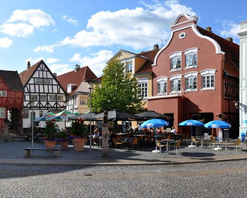 Nyrenoveret lejlighed midt i byen og med direkte adgang til det hyggelige torv