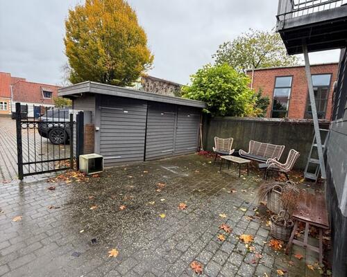 Nyrenoveret lejlighed midt i byen og med direkte adgang til det hyggelige torv