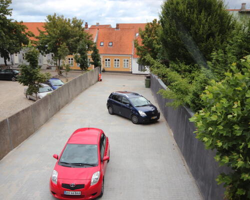 Nyrenoveret lejlighed midt i byen og med direkte adgang til det hyggelige torv