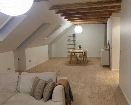 Charmerede lejlighed med fritliggende hanebånd og afhøvlede gulve.  