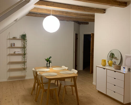 Charmerede lejlighed med fritliggende hanebånd og afhøvlede gulve.  