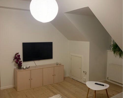 Charmerede lejlighed med fritliggende hanebånd og afhøvlede gulve.  