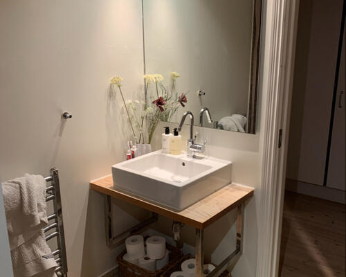 Charmerede lejlighed med fritliggende hanebånd og afhøvlede gulve.  