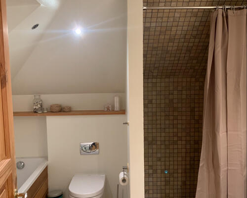 Charmerede lejlighed med fritliggende hanebånd og afhøvlede gulve.  