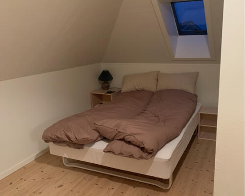 Charmerede lejlighed med fritliggende hanebånd og afhøvlede gulve.  