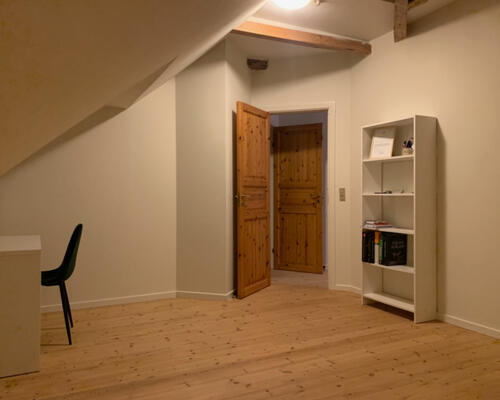 Charmerede lejlighed med fritliggende hanebånd og afhøvlede gulve.  