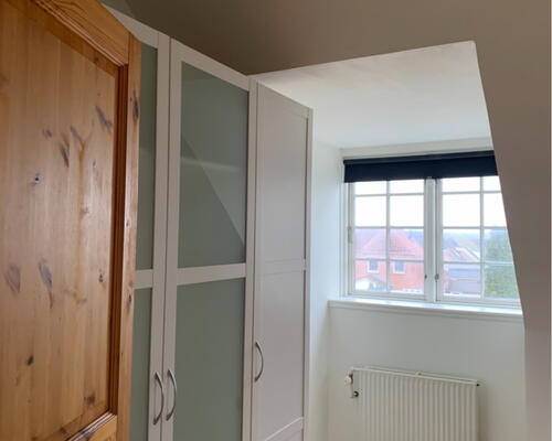 Charmerede lejlighed med fritliggende hanebånd og afhøvlede gulve.  