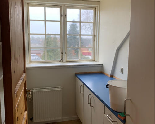 Charmerede lejlighed med fritliggende hanebånd og afhøvlede gulve.  