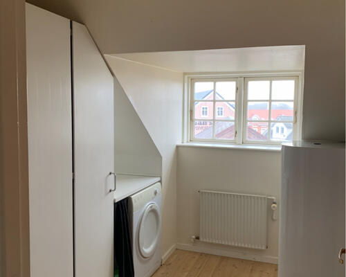 Charmerede lejlighed med fritliggende hanebånd og afhøvlede gulve.  