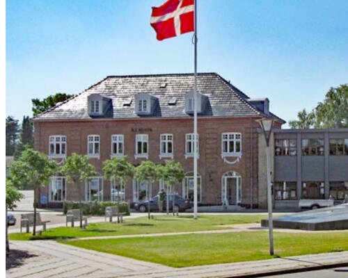 Charmerede lejlighed med fritliggende hanebånd og afhøvlede gulve.  