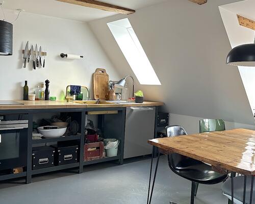 Hyggelig møbleret lejlighed ved kanalen på Christianshavn