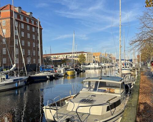 Hyggelig møbleret lejlighed ved kanalen på Christianshavn