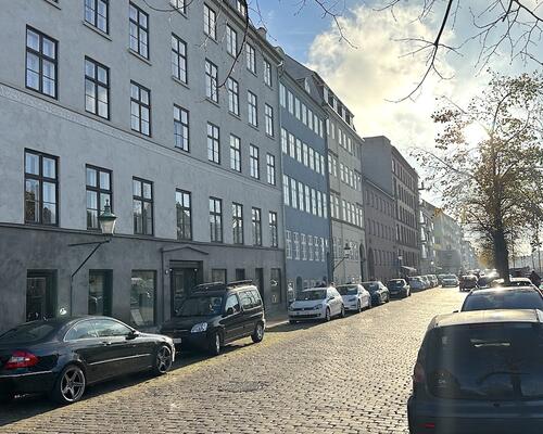 Hyggelig møbleret lejlighed ved kanalen på Christianshavn