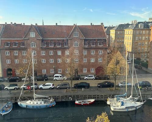 Hyggelig møbleret lejlighed ved kanalen på Christianshavn