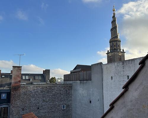 Hyggelig møbleret lejlighed ved kanalen på Christianshavn